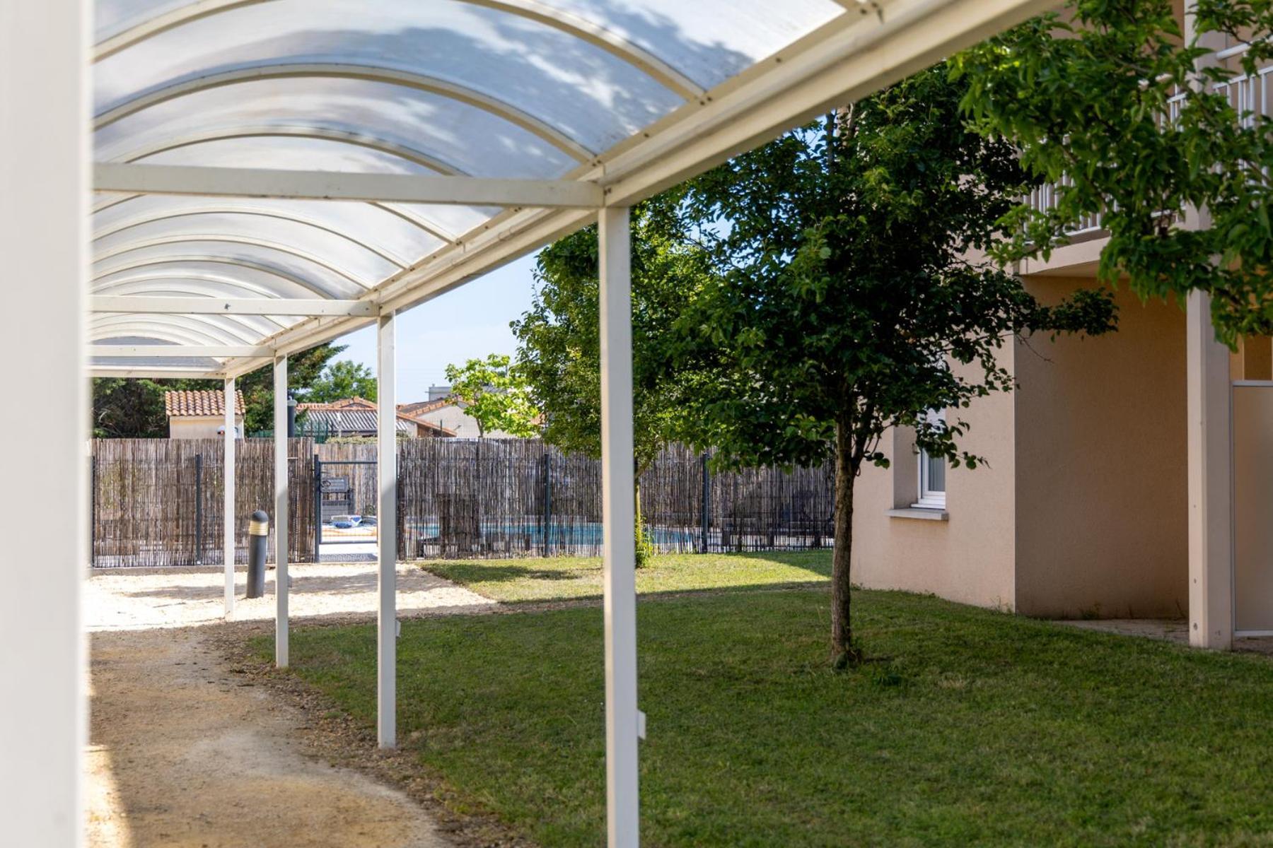 Patio Parc Residence Argenton-lʼ Église Exterior foto